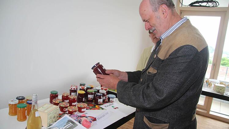 Selbstgemachte Kirsch- und Erdbeermarmelade sowie Hugo-Sirup (Holunderblütensirup) fanden reißenden Absatz