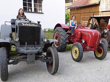 Nur drei von vielen alten Schleppern der Nützels (von links): Celena Nützel mit einer Schlüter-Straßenzugmaschine von 1950 mit 25 PS, Melanie Nützel mit einem Porsche-Schlepper mit 40 PS (Baujahr 1961) und Marcel Nützel mit der selbstfahrenden Steinquetsche von 1930. Foto: Georg Wolf