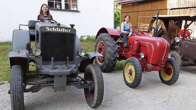 Nur drei von vielen alten Schleppern der Nützels (von links): Celena Nützel mit einer Schlüter-Straßenzugmaschine von 1950 mit 25 PS, Melanie Nützel mit einem Porsche-Schlepper mit 40 PS (Baujahr 1961) und Marcel Nützel mit der selbstfahrenden Steinquetsche von 1930. Foto: Georg Wolf