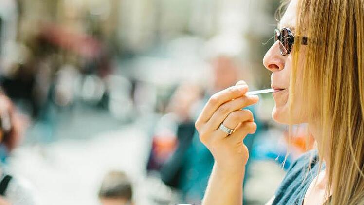Ramona Fischer genießt bei der Hitze in der Bamberger Altstadt ein kühles Eis. Foto: Hendrik Steffens