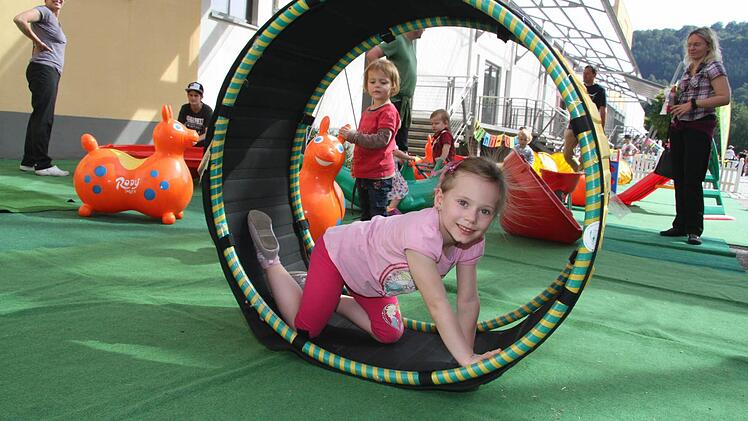 Cheyenne-Ciara Weigel (5) dreht sich im Rad. Foto: Sonja Adam