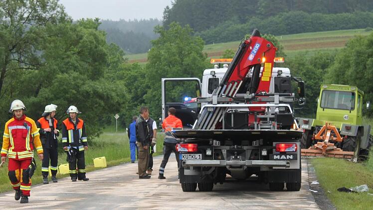 Feuerwehrleute reinigten die Straße mit Ölbindemittel. Foto: Stephan Tiroch
