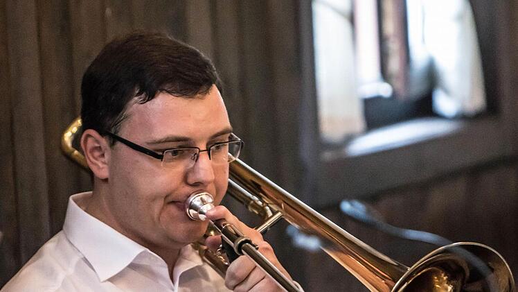 Unter der Leitung von Norbert Luche gestaltete der Musizierkreis Neustadt eine Kaffeehausmusik in Meilschnitz.Foto: Jochen Berger