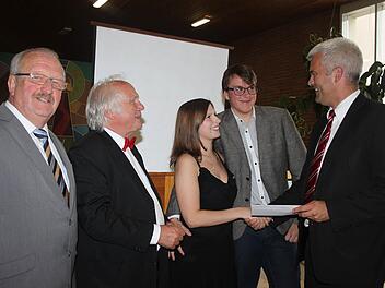 Sie haben nicht nur ein Fundament erhalten, das ihnen viele Türen öffnet, sondern sie haben sich auch gefunden. Sie gehen nun als Liebespaar nach Krefeld: Jacqueline Kaiser und Michael Stiffel (Dritte und Vierter von links). Mit im Bild: Bürgermeister und Projektleiter Timo Ehrhardt (rechts), Schulleiter Hubert Sendl (Zweiter von links) und Bernd Steger als Landratsstellvertreter. Foto: Veronika Schadeck