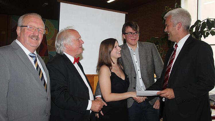 Sie haben nicht nur ein Fundament erhalten, das ihnen viele Türen öffnet, sondern sie haben sich auch gefunden. Sie gehen nun als Liebespaar nach Krefeld: Jacqueline Kaiser und Michael Stiffel (Dritte und Vierter von links). Mit im Bild: Bürgermeister und Projektleiter Timo Ehrhardt (rechts), Schulleiter Hubert Sendl (Zweiter von links) und Bernd Steger als Landratsstellvertreter. Foto: Veronika Schadeck