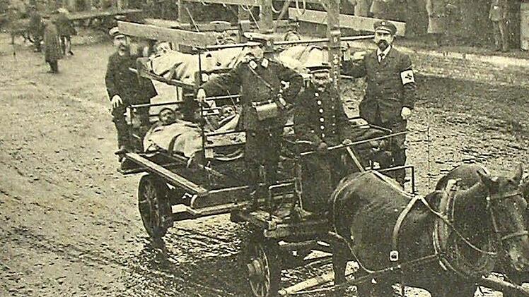 10. Dezember 1916: Die Sanitätskolonne holt den 22. Verwundetentransport am Coburger Güterbahnhof ab. In Coburg befanden sich seinerzeit mehrere Lazarette, in denen verwundete Soldaten behandelt wurden. Repro: Hubertus Habel