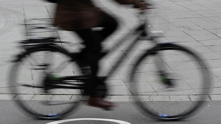 In Singen (Baden-Württemberg) ist am Donnerstag (8.März 2018) ein Fahrradfahrer ums Leben gekommen. Symbolbild: Daniel Bockwoldt/dpa