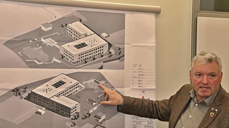 Bürgermeister Jürgen Hennemann erläuterte den Neubau des Gymnasiums Ebern.