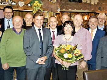 Der Ferienhof "Kosertal" wurde zum "DLG-Ferienhof des Jahres" ausgezeichnet. Im Rahmen einer kleinen Feierstunde wurde diese Auszeichnung auch von den Vertretern der Marktgemeinde Marktleugast, des Landkreises Kulmbach und des Bayerischen Landtages entsprechend gewürdigt. Unser Bild zeigt das Ehepaar Ferdinand und Silvia Schramm inmitten seiner Gäste und der Familie und Mitarbeitern. Foto: Werner Reißaus