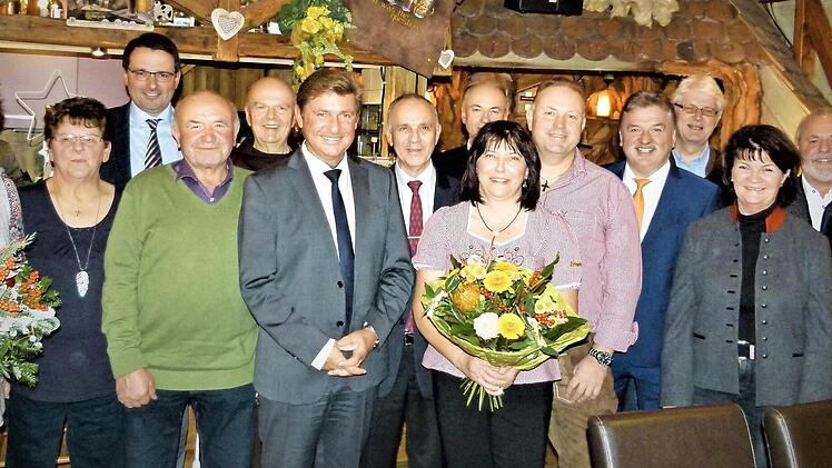 Der Ferienhof "Kosertal" wurde zum "DLG-Ferienhof des Jahres" ausgezeichnet. Im Rahmen einer kleinen Feierstunde wurde diese Auszeichnung auch von den Vertretern der Marktgemeinde Marktleugast, des Landkreises Kulmbach und des Bayerischen Landtages entsprechend gewürdigt. Unser Bild zeigt das Ehepaar Ferdinand und Silvia Schramm inmitten seiner Gäste und der Familie und Mitarbeitern. Foto: Werner Reißaus