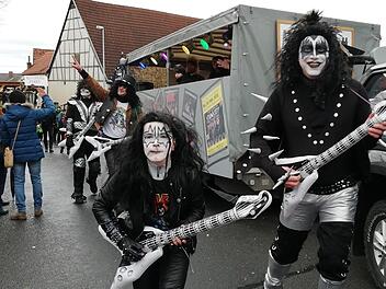 Turbulentes Faschingstreiben im Altort Ebenhausen. Foto: Sigismund von Dobschütz