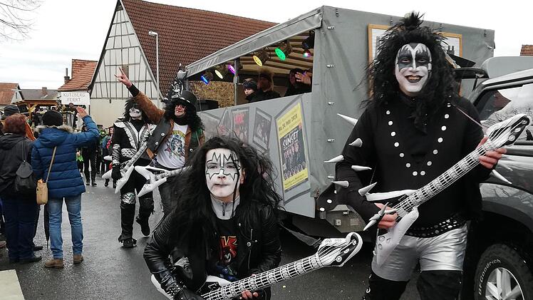 Turbulentes Faschingstreiben im Altort Ebenhausen. Foto: Sigismund von Dobschütz