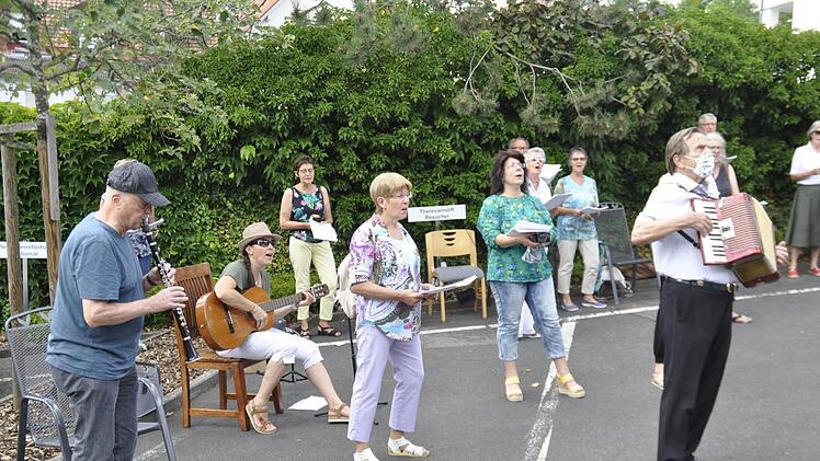 Walter Gutmann (Klarinette), Miriam Schneider (Gitarre) und Johannes Köhler (Akkordeon) begleiteten musikalisch den Hospizbegleiter-Chor.Peter Klopf