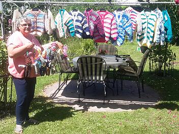 Barbara Bielers Ideenreichtum ist praktisch unerschöpflich. Für den jüngsten Hilfstransport fertigte sie zahlreiche bunte Kinderjacken und Kasperlfiguren aus Wolle.
