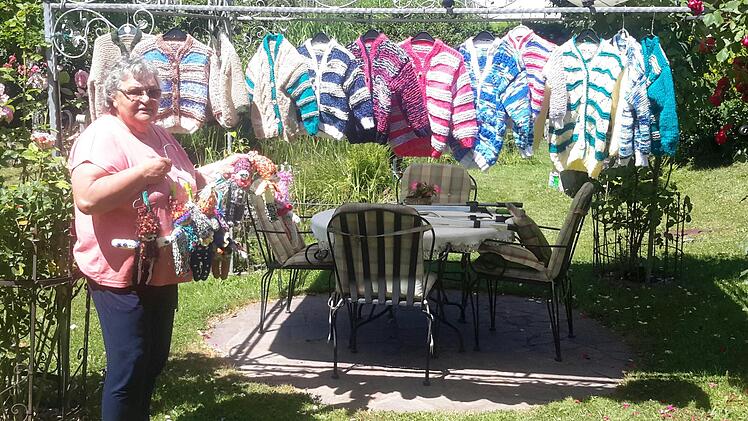 Barbara Bielers Ideenreichtum ist praktisch unerschöpflich. Für den jüngsten Hilfstransport fertigte sie zahlreiche bunte Kinderjacken und Kasperlfiguren aus Wolle.