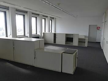 Siemens-Hochhaus in Erlangen: Versteigerung des Inventars ab einem Euro