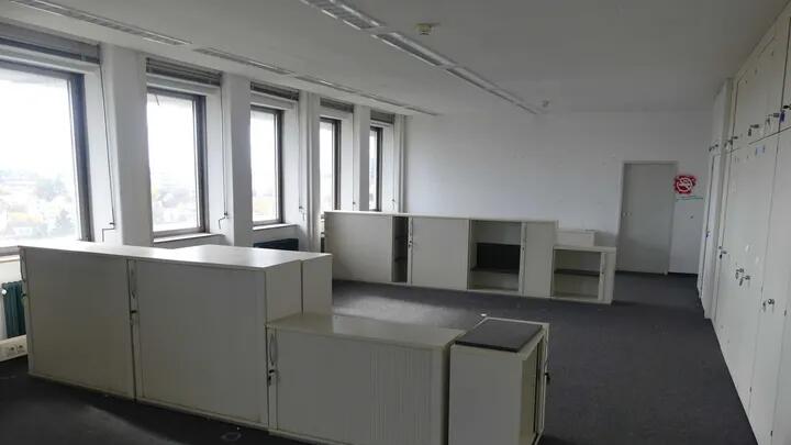 Büromöbel aus dem ehemaligen Siemens Healthineers-Headquarter sind auch vor Ort zur Besichtigung verfügbar.