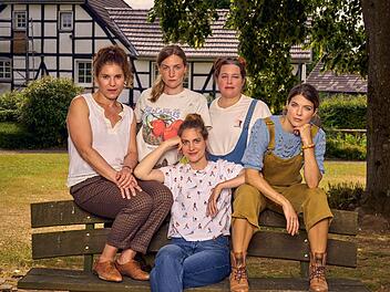 In "Landfrauen - Wir k&ouml;nnen auch anders!" lernt Laura (Bettina Burchard, Mitte) die Landfrauen (von links) Johanna (Yasmina Djaballah), Katja (Ines Marie Westernstr&ouml;er), Emilie (Nadja Zwanziger) und Bine (Maike Johanna Reuter) kennen.