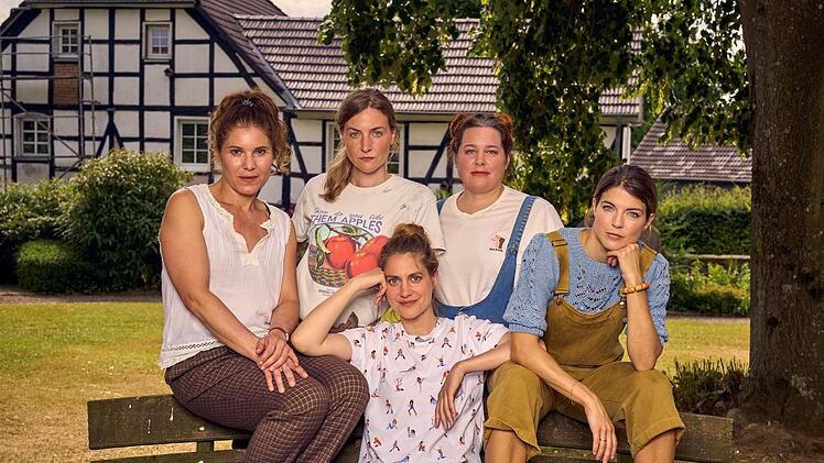 In "Landfrauen - Wir k&ouml;nnen auch anders!" lernt Laura (Bettina Burchard, Mitte) die Landfrauen (von links) Johanna (Yasmina Djaballah), Katja (Ines Marie Westernstr&ouml;er), Emilie (Nadja Zwanziger) und Bine (Maike Johanna Reuter) kennen.