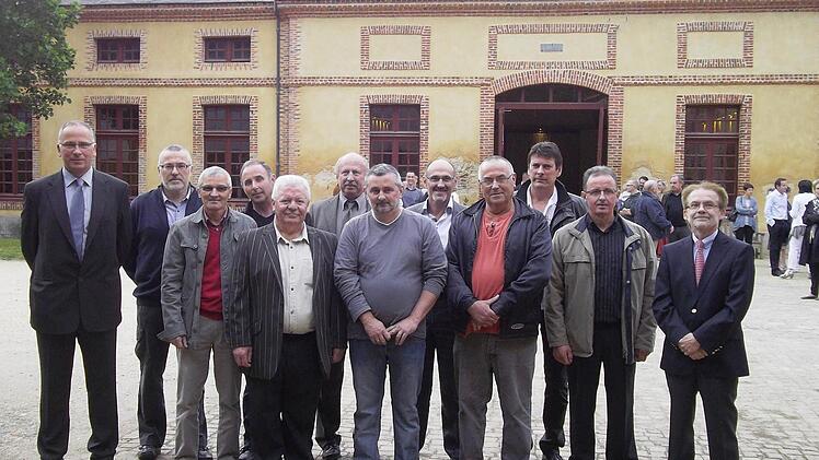 Bei der Feier zum 30-jährigen Bestehen von Hegler  France Sarl  würdigten der geschäftsführende Gesellschafter, Ralph P. Hegler (rechts), und Eric Léger, Direktor des Werks in Frankreich (links), die Mitarbeiter, die seit 25 und mehr Jahren der Firma die Treue halten.