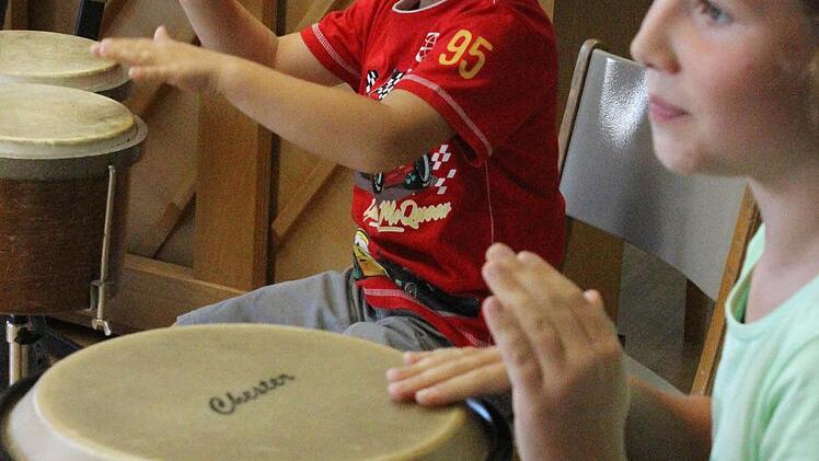 Die Geschwister Linus und Leonie sind auch beim Trommeln ein gutes Team.