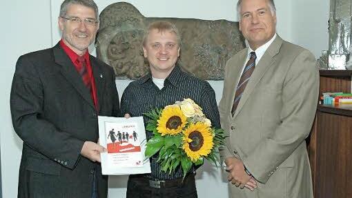 Zu seinem selbstlosen Engagement gratulierten Alexander Reißenweber (Mitte) Landrat Michael Busch (links) und der Klinikums-Geschäftsführer Mario Bahmann (rechts).  Foto: Edwin Meißinger
