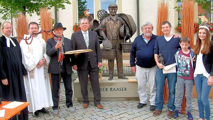 Glückliche und zufriedene Gesichter gab es bei der Enthüllung und Segnung des Sander "Raaser"-Denkmals zuhauf. Von links: Pfarrer Hans-Christian Neiber, Pfarrer Michael Erhart, Harald Kalamala, der Komponist des "Raaser"-Liedes, Bürgermeister Bernhard Ruß, Künstler Theo Steinbrenner, der das "Raaser"-Denkmal geschaffen hat, der Initiator für das Raaser-Denkmals Korbmachermeister Stefan Rippstein mit Sohn Valentin und Tochter Anna, der Sander Weidenprinzessin.