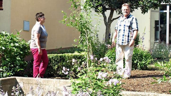 Gisela Neuner-Leipold und Gert Schramm inmitten "ihrer" Beete rund um das Kulturzentrum. Foto: Deuerling