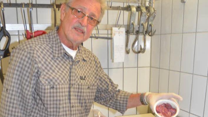 Der Leiter der Jägerschule Kronach, Hubert Kelle zeigt, wie 500 Gramm mageres Wildschwein- Schulterfleisch in das Messgerät klein geschnitten eingegeben werden. In wenigen Sekunden zeigt der Monitor die möglichen Kontaminationswerte an.  Foto: Hofmann