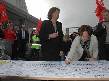 Ilse Aigner (vorne, links) und Emilia Müller in Bad Neustadt Foto: Heise