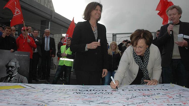 Ilse Aigner (vorne, links) und Emilia Müller in Bad Neustadt Foto: Heise