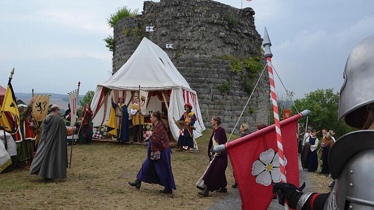 Ein festlicher Einzug zum Start in den Sonntag. Foto: Peter Rauch