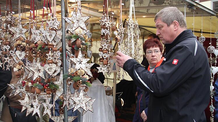 Auch die erste Weihnachtsdekoration fand Interessenten beim verkaufsoffenen Sonntag. Fotos: Gerda Völk
