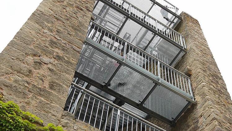 Die Stadt Hammelburg ist um eine Attraktion reicher: Der Baderturm, lange verschlossen, verwandelt sich dank einer Innentreppe in einen Aussichtsturm. Das touristische Vorhaben ist schon länger geplant und kann Anfang des Jahres endlich umgesetzt werden.  Foto: Arkadius Guzy