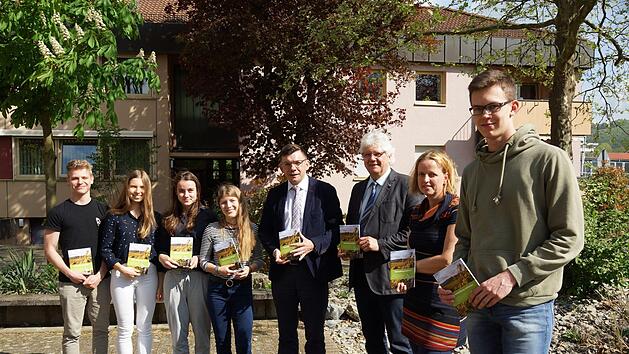 Sch&uuml;ler des P-Seminars pr&auml;sentieren mit B&uuml;rgermeister Armin Warmuth (CSU), Schulleiter Helmut Schreiner und Lehrerin Maria Stephan die neue Brosch&uuml;re. Foto: Arkadius Guzy