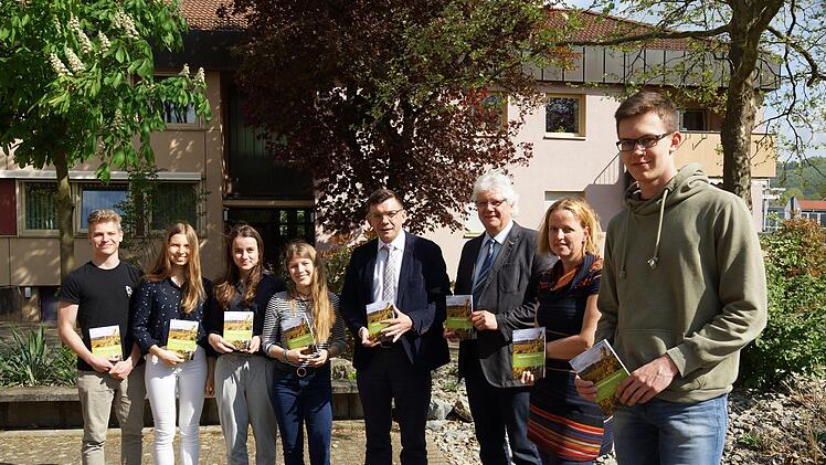 Schüler des P-Seminars präsentieren mit Bürgermeister Armin Warmuth (CSU), Schulleiter Helmut Schreiner und Lehrerin Maria Stephan die neue Broschüre. Foto: Arkadius Guzy