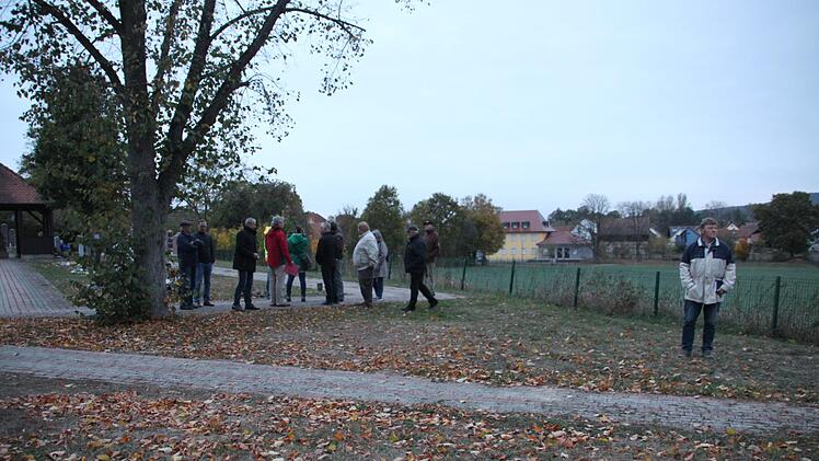 Neue  Bestattungsform: Auf dieser freien Rasenfläche im Nordosten des  Altenkunstadter Friedhofes soll ein anonymes oder halbanonymes Gräberfeld  entstehen. Darauf verständigte sich der Bauausschuss bei einem Ortstermin.  Stephan Stöckel