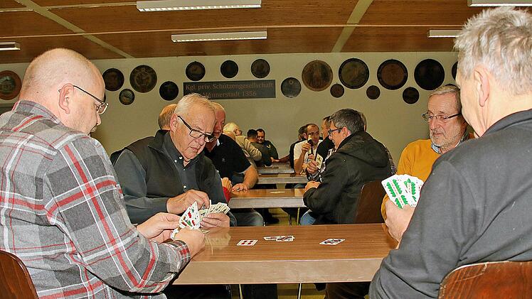 Schafkopf statt Schießen: zum traditionellen Turnier der königlich -privilegierten Schützengesellschaft Münnerstadt kamen 60 Frauen und Männer ins  Schützenhaus und spielten vier Stunden lang.  Dieter Britz