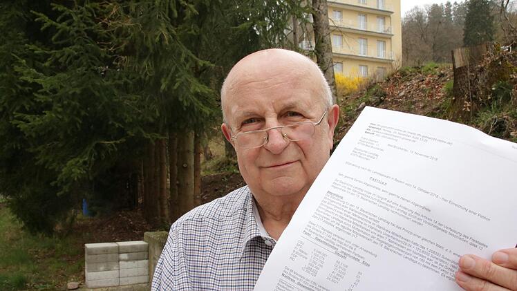 Franz Gebhart hat mit dem Taschenrechner nachgerechnet, wie sehr Unterfranken aus seiner Sicht bei der Landtagswahl benachteiligt wurde und wer alles in den Landtag einziehen müsste, wenn das mittelfränkische Ergebnis auf alle Bezirke angewandt würde.  Foto: Ralf Ruppert