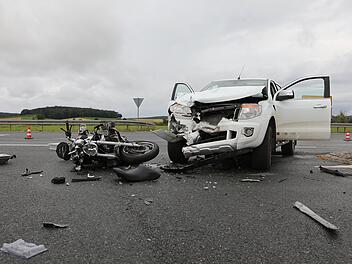 Biker verstirbt nach Zusammensto&Atilde;&Yuml; mit Pick Up noch an Unfallstelle