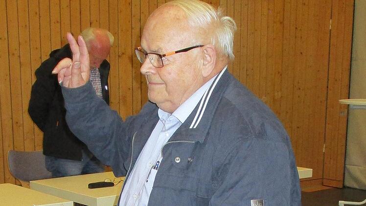 Karl Roth wird als Nachfolger von Michael Büttner als Marktgemeinderat vereidigt.: Susanne Deuerling