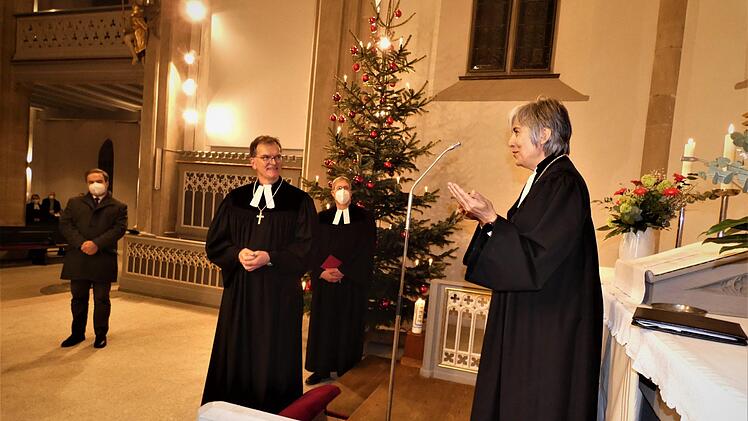 Regionalbischöfin Dr. Dorothea Greiner nahm die Einführungshandlung von Dekan Wolfgang Oertel vor. Foto: Werner Reißaus