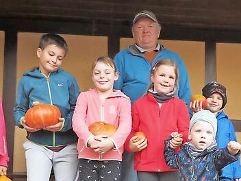 Luca Ziegler (2. v. l.) zog den schwersten Kürbis heran, dicht gefolgt von Luisa Weidner (3. v. l.) und Phil Reinhardt (nicht auf dem Foto).