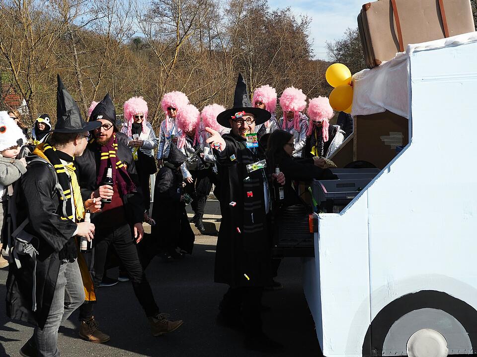 Buntes Faschingstreiben lockte tausende Besucher an.