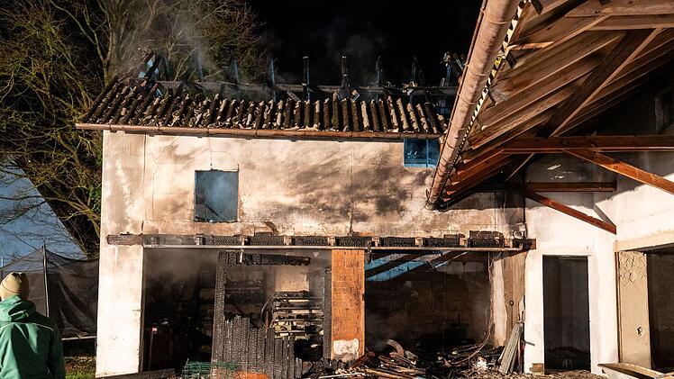 Gutenstetten: 100 Kräfte rücken zu Großeinsatz aus - "Scheune mit Werkstatt in Vollbrand"