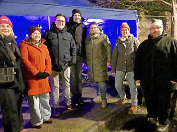 Bei der Spendenübergabe am Burggut (von rechts) Stefan „Bonsai“ Lehner (Bass), Nicole Neuber (Präsidentin LC), Kathrin Landgraf (Kassiererin LC), Johannes Rübesam (Schlagzeug), Diakon Stefan Ludwig (Gitarre und Sänger), Katrin Hendrich (Sängerin)...