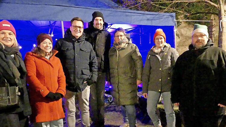 Bei der Spendenübergabe am Burggut (von rechts) Stefan „Bonsai“ Lehner (Bass), Nicole Neuber (Präsidentin LC), Kathrin Landgraf (Kassiererin LC), Johannes Rübesam (Schlagzeug), Diakon Stefan Ludwig (Gitarre und Sänger), Katrin Hendrich (Sängerin)...