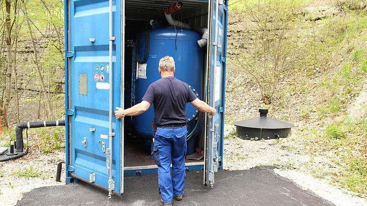 Josef Dinkel, Deponiewart, öffnet den blauen Container mit der Filteranlage für das Sickerwasser.