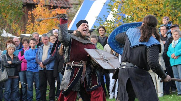 Vielleicht auch eine Folge des Schnapses: Königs Artus (links) kämpft mit dem spanischen Raubritter Don Pedro.