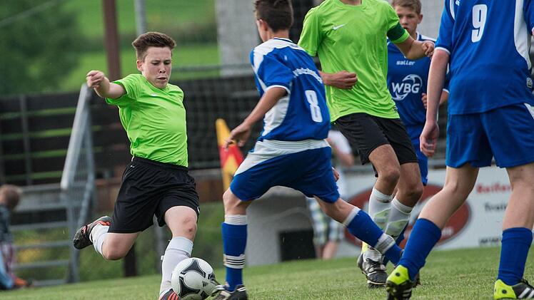 Jan Marlok (links) gegen den Motschenbacher Haci Oguzhan.